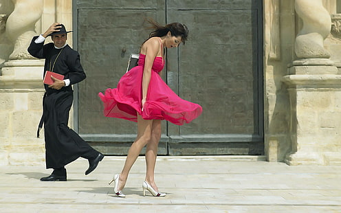 женское розовое платье, священник, женщины на улице, розовое платье, ветрено, книги, брюнетка, высокие каблуки, HD обои HD wallpaper