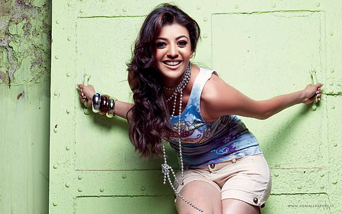 Kajal Agarwal indisk skådespelerska, blå linne för kvinnor och brun shorts, hd, kändis, indisk skådespelerska, kajal agarwal, HD tapet HD wallpaper
