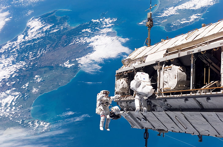 astronauci unoszący się w kosmosie tapety, Nowa Zelandia, kosmos, NASA, astronauta, Ziemia, skafander kosmiczny, statek kosmiczny, Międzynarodowa Stacja Kosmiczna, Tapety HD
