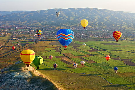 разноцветные воздушные шары, солнце, горы, воздушные шары, поле, дома, долина, панорама, Турция, вид сверху, в небе, Каппадокия, национальный парк Гереме, HD обои HD wallpaper