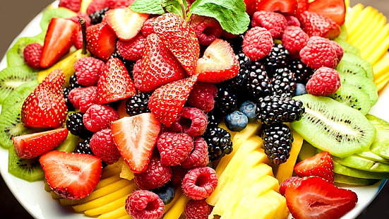 różne owoce na talerzu, jagody, owoce, cięcie, talerz, Tapety HD HD wallpaper