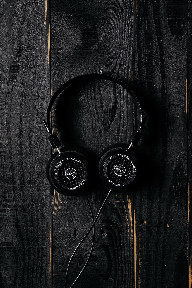Auriculares con cable negro, auriculares, superficie, madera, oscuro, Fondo  de pantalla HD | Wallpaperbetter