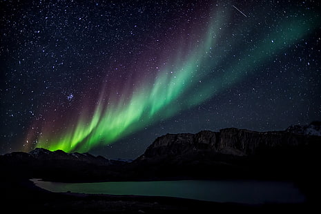 Fenomena aurora hijau dan ungu, lampu utara, langit berbintang, gunung, danau, malam, Wallpaper HD HD wallpaper