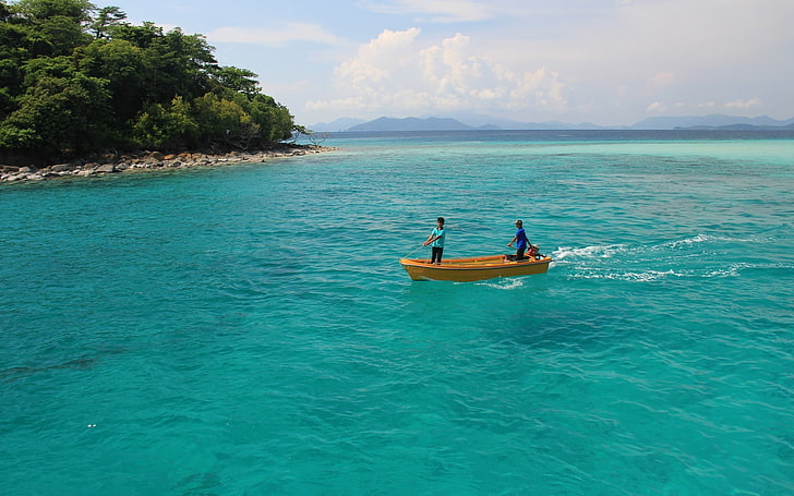 коричневая деревянная лодка, голубая вода, лодка, дети, таиланд, остров, HD обои