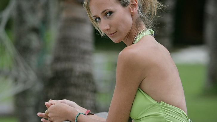 เลดี้วิกตอเรียเฮอร์วีย์ชาวอังกฤษผู้หญิงเสื้อเกาะอกชุดสีเขียวผมบลอนด์, วอลล์เปเปอร์ HD