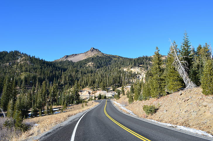 one point perspective road with pine trees and mountain, free highway, free highway, Snow, highway  one, one point perspective, road, pine trees, mountain, Lassen Volcanic National Park, National Park  highway, nature, landscape, scenics, outdoors, forest, tree, highway, travel, uSA, HD wallpaper