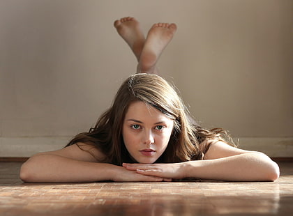 brunette, women, Imogen Dyer, lying on front, feet, HD wallpaper HD wallpaper