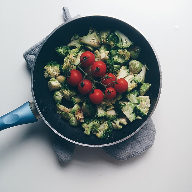 pan, tomato, Brussels sprouts, HD wallpaper