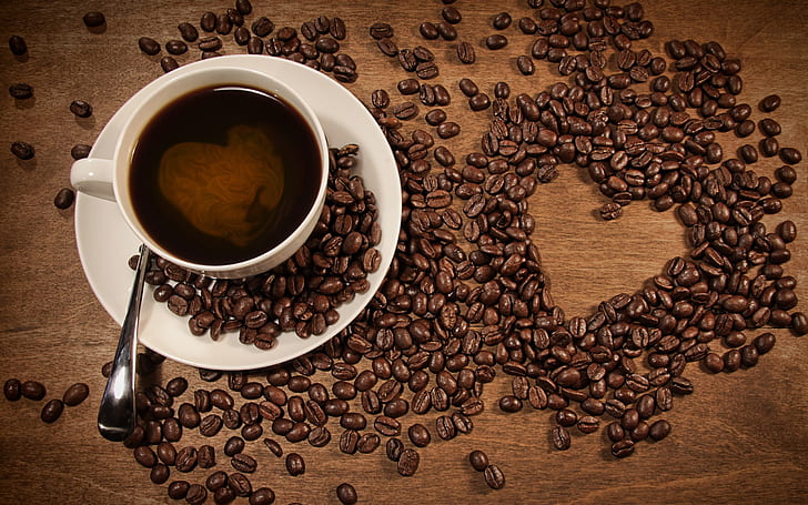 Una tazza di caffè, chicchi di caffè disposti a forma di cuore, chicchi di caffè marrone, tazza, caffè, fagioli, cuore, modello, Sfondo HD