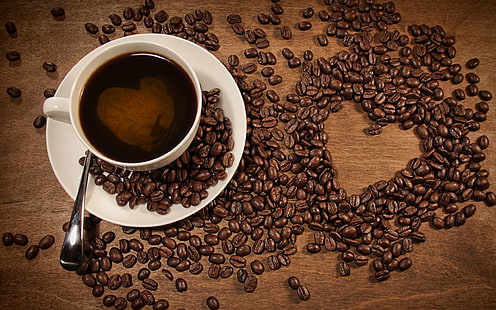 Una tazza di caffè, chicchi di caffè disposti a forma di cuore, chicchi di caffè marrone, tazza, caffè, fagioli, cuore, modello, Sfondo HD HD wallpaper