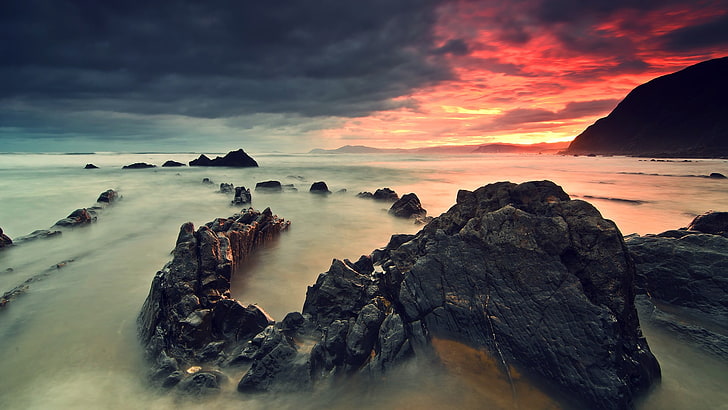 svart klippformation, foto av en solnedgång, sten, natur, solnedgång, dimma, HDR, kust, lång exponering, stenar, hav, solljus, moln, HD tapet