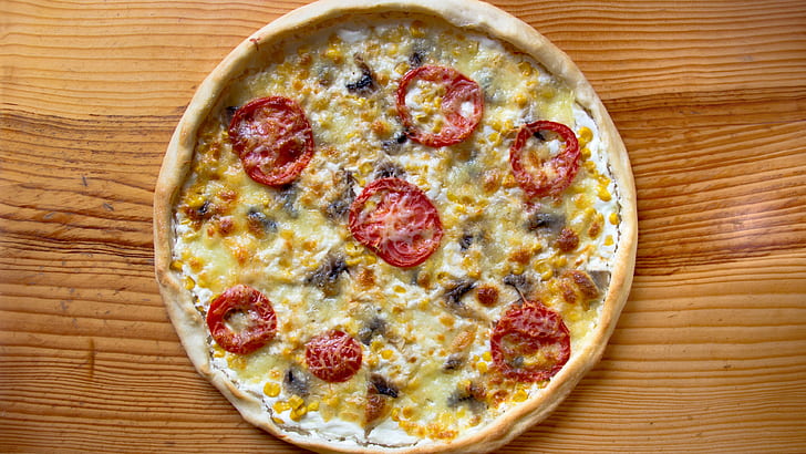 pizza, comida, tomates, superficie de madera, queso, Fondo de pantalla HD
