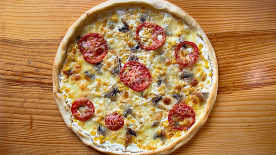 пицца, еда, помидоры, деревянная поверхность, сыр, HD обои HD wallpaper