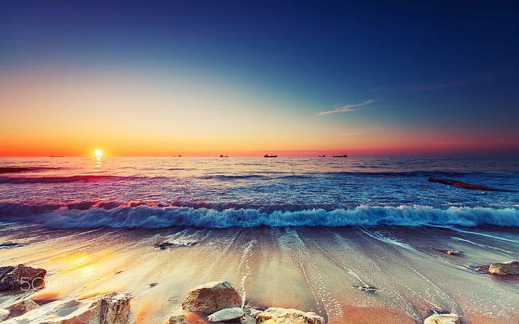 Изгрев над хоризонта Морски кораби Пясъчен плаж вълни Красиви пейзажни тапети за настолни мобилни телефони и лаптопи 3840 × 2400, HD тапет