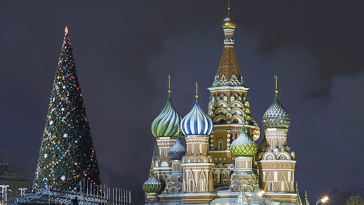 brown and green concrete castle, spruce, Christmas, Moscow, New year, The Kremlin, St. Basil's Cathedral, Red square, Tree, New, Christmas tree, Happy, Year, 2015, Merry, Herringbone, HD wallpaper