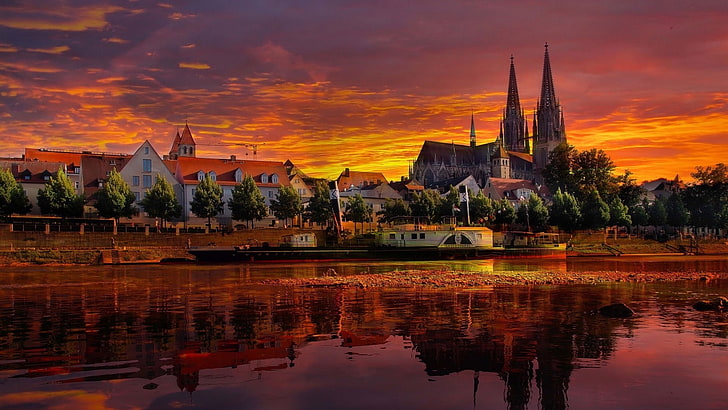 scenery of city building, Regensburg, sunset, Donau, river, clouds, boat, building, HD wallpaper