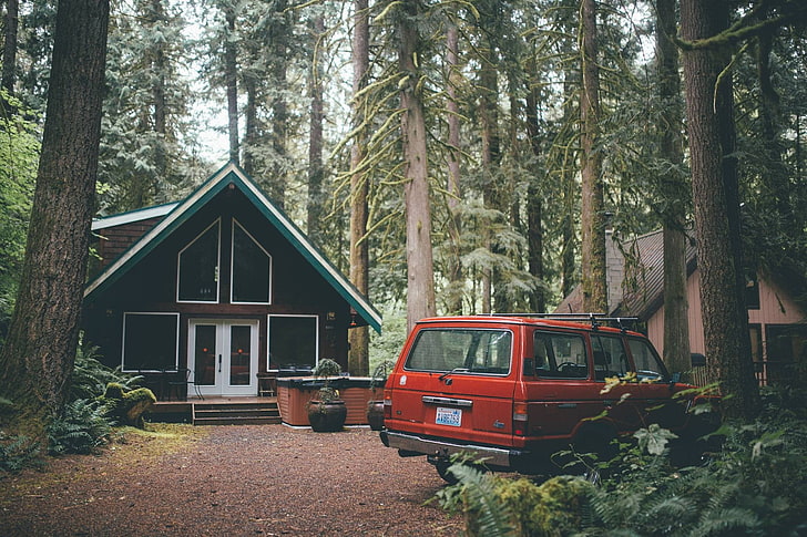 赤いSUV、家、森、赤い車、車、松の木、アメリカ、葉、ワシントン州、キャビン、木、 HDデスクトップの壁紙