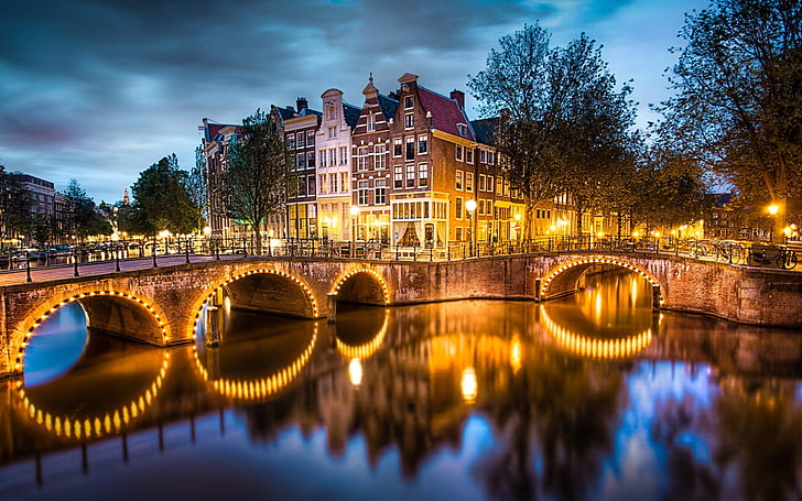 wielokondygnacyjny budynek ze złotego betonu, krajobraz, most, kanał, światła, odbicie, Amsterdam, światła uliczne, Tapety HD