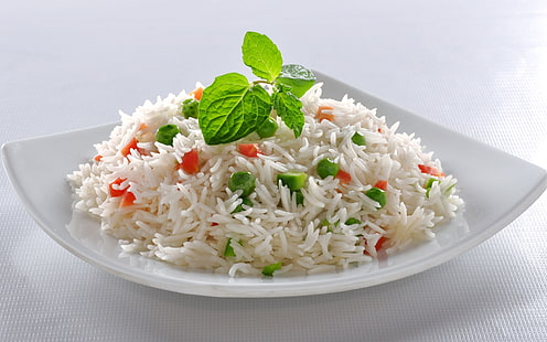 arroz basmati blanco, mesa, plato, arroz, zanahorias, guisantes, apetitoso, Fondo de pantalla HD HD wallpaper