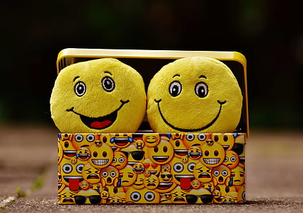 låda, glad, färg, söt, docka, emoji, uttryckssymbol, känslor, ansikte, känsla, roligt, rolig, lycka, lycklig, glädje, skratt, leende, smiley, leksak, gul, HD tapet HD wallpaper