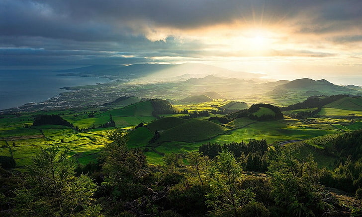 foto do pôr do sol durante o dia nublado, natureza, fotografia, paisagem, colinas, árvores, verde, campo, nuvens, luz solar, cidade, mar, ilha, Açores, HD papel de parede