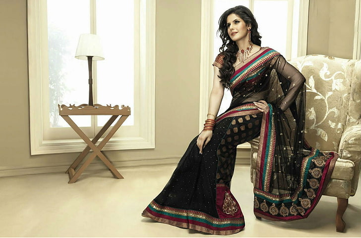 Zarine Khan Saree Precioso vestido sari floral negro y rojo, celebridades femeninas, Zarine Khan, bollywood, celebridad, negro, sari, hembra, Fondo de pantalla HD