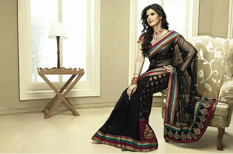 Zarine Khan Saree Precioso vestido sari floral negro y rojo, celebridades femeninas, Zarine Khan, bollywood, celebridad, negro, sari, hembra, Fondo de pantalla HD HD wallpaper