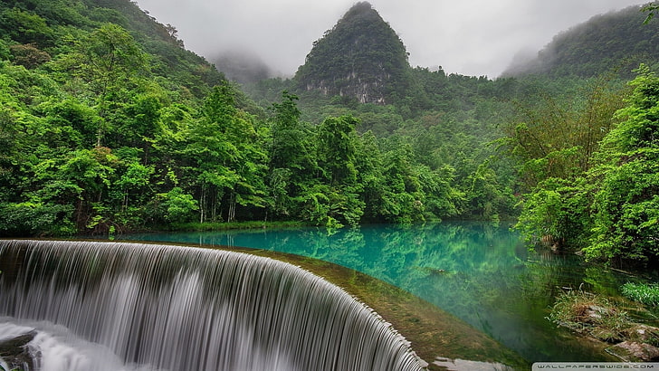 湖、湖、自然、滝、水、反射、森、木、山、霧の近くの緑の木々、 HDデスクトップの壁紙