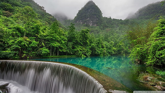 grüne Bäume in der Nähe von See, See, Natur, Wasserfall, Wasser, Reflexion, Wald, Bäume, Berge, Nebel, HD-Hintergrundbild HD wallpaper