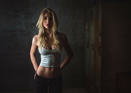 жени блондинка сочни устни деколте модел потник черни сутиени дънки портрет, HD тапет HD wallpaper