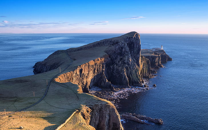 昼間の水域近くの山の崖、光、山、崖、水域、昼間、スコットランド、スカイ島、ネイストポイント灯台、風景、海、海岸線、自然、岩-オブジェクト、大西洋、風景、ビーチ、 HDデスクトップの壁紙
