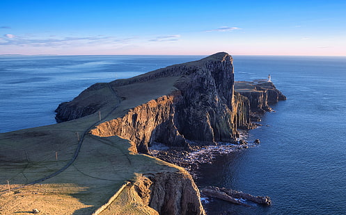 昼間の水域近くの山の崖、光、山、崖、水域、昼間、スコットランド、スカイ島、ネイストポイント灯台、風景、海、海岸線、自然、岩-オブジェクト、大西洋、風景、ビーチ、 HDデスクトップの壁紙 HD wallpaper