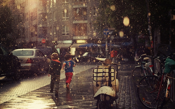 due ragazzi in piedi vicino a foto scooter bianco e nero, bambini, primavera, estate, Turchia, città, pioggia, strada, veicolo, urbano, paesaggio urbano, Sfondo HD