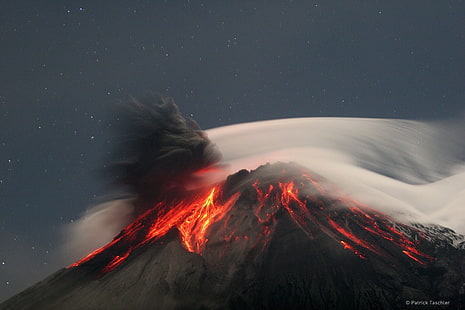 експлодираща планина, природа, пейзаж, облаци, дървета, вулкан, изригване, лава, дим, вулканично изригване, Еквадор, нощ, звезди, дълго излагане, скала, HD тапет HD wallpaper