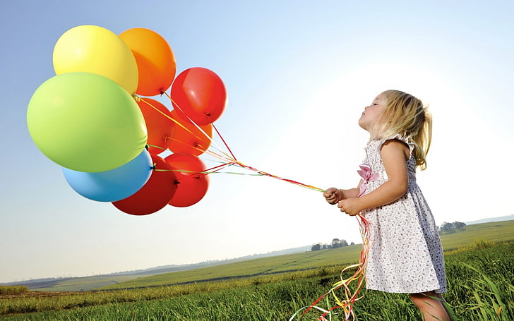 dziewczyna w białej sukni trzymając balony w różnych kolorach, mała dziewczynka, balon, kolorowy, natura, Tapety HD