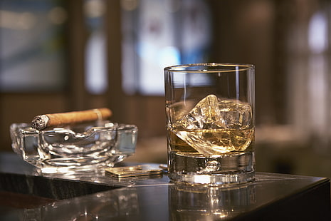 vaso de chupito claro, vidrio, hielo, cigarro, whisky, cenicero, soporte, Fondo de pantalla HD HD wallpaper