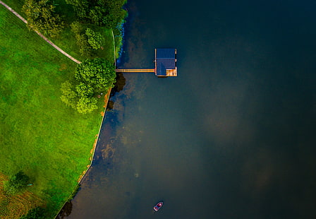 albero a foglie verdi, casa, alberi, lago, barca, campo, veduta aerea, vista a volo d'uccello, Sfondo HD HD wallpaper