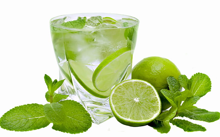 Bevande fredde estive mojito, foglie di menta, limone verde, bicchiere trasparente con limone, estate, freddo, bevande, mojito, menta, foglie, verde, limone, Sfondo HD