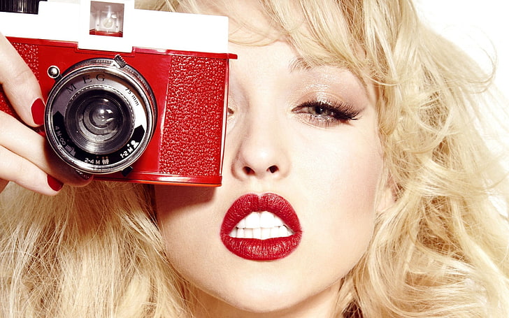 красная и черная мостовая камера, девушка, камера, блондинка, снимает, маникюр, красные губы, HD обои