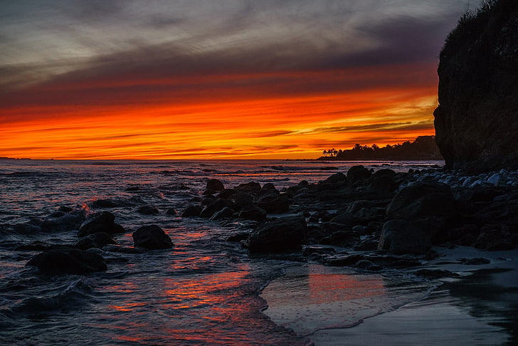 fotografía con poca luz de formaciones rocosas cerca del cuerpo de agua, amarillo, cielo, rojo, puesta de sol, playa, 500 px, naturaleza, mar, Fondo de pantalla HD