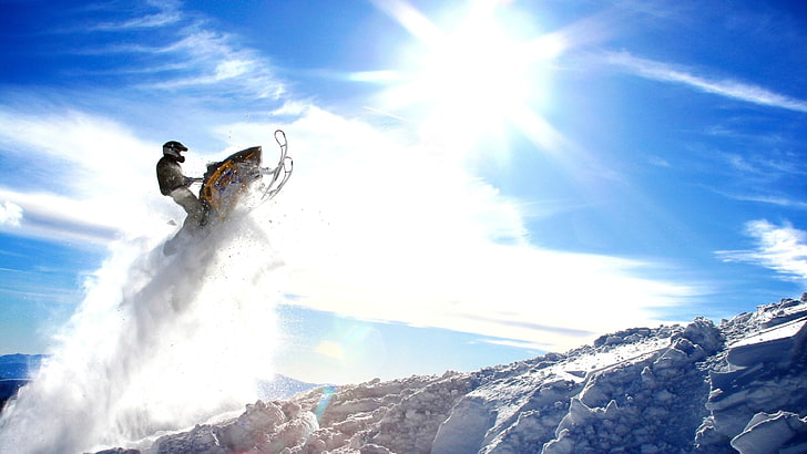 snowmobile branco e marrom, snowmobile, montanhas, skidoo, neve, pulando, céu, HD papel de parede