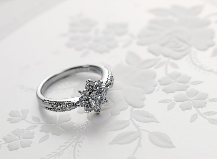 Anello fiore incastonato con gemme chiare color argento, anello, diamanti, platino, matrimonio, Sfondo HD