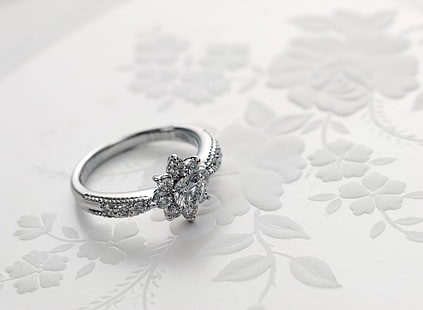 srebrny pierścionek z kwiatem inkrustowanym bezbarwnym kamieniem szlachetnym, pierścionek, diamenty, platyna, ślub, Tapety HD HD wallpaper