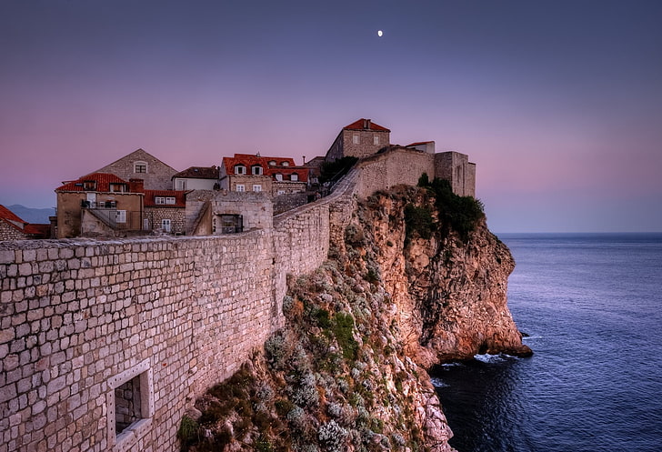 brunt och grönt betonghus, arkitektur, hus, stad, gammal, gammal byggnad, Dubrovnik, kväll, Kroatien, stenhus, vägg, hav, måne, horisont, sten, stenar, klippa, HD tapet