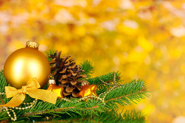 adorno de oro y dos conos de pino marrón, cinta, bokeh, feliz Navidad, cinta, decoración navideña, adornos navideños, año nuevo, bolas doradas, bolas doradas, Fondo de pantalla HD