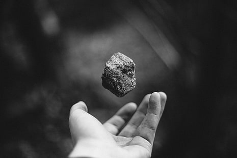 снимка в сивата скала на човек, който лови камък, ръце, скала, камъни, монохромен, дълбочина на рязкост, природа, HD тапет HD wallpaper