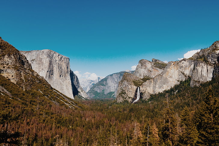 braun-weißes Betonhaus, Berge, Bäume, Natur, klarer Himmel, Landschaft, Wolken, Yosemite National Park, Yosemite Valley, HD-Hintergrundbild