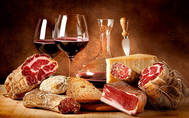 اللحوم النيئة وأكواب النبيذ واللحوم والجبن والنبيذ والطعام، خلفية HD