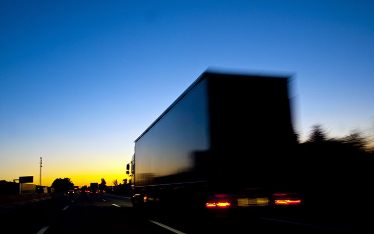 Nowoczesna ciężarówka logistyki samochodów autostradowych wieczorem, Tapety HD