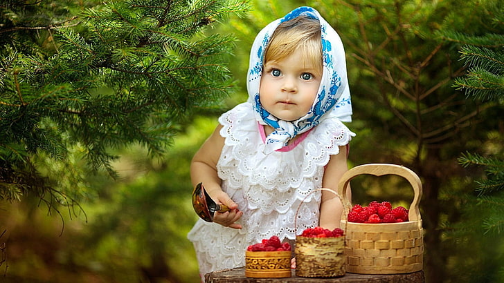 아기의 하얀 탑, 숲, 딸기, 소녀, 스프 루 스, 눈, 숟가락, 나무 딸기, 라즈베리, 트리, 아이, 나무, 목도리, HD 배경 화면